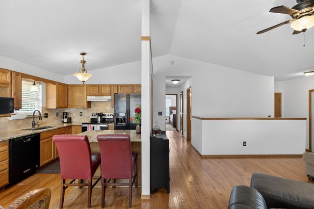 1744 N Country Walk Ln, Mulvane, KS 67110