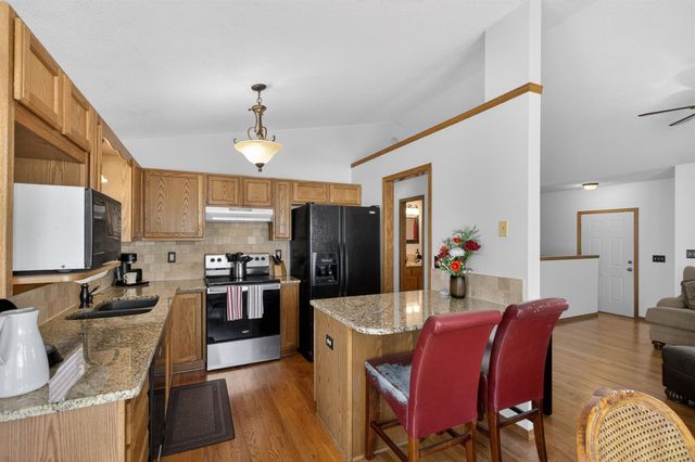 1744 N Country Walk Ln, Mulvane, KS 67110