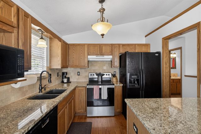 1744 N Country Walk Ln, Mulvane, KS 67110