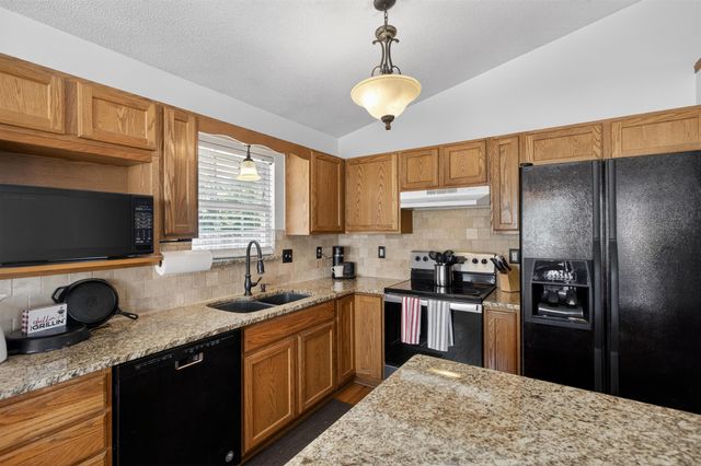 1744 N Country Walk Ln, Mulvane, KS 67110