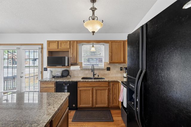 1744 N Country Walk Ln, Mulvane, KS 67110