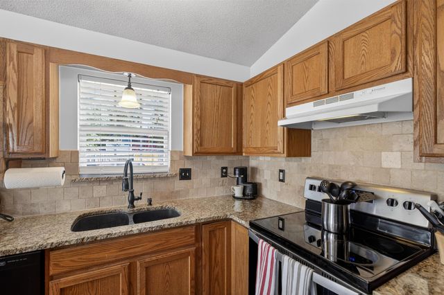 1744 N Country Walk Ln, Mulvane, KS 67110