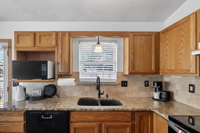 1744 N Country Walk Ln, Mulvane, KS 67110