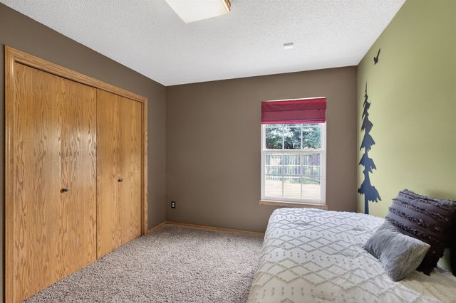 1744 N Country Walk Ln, Mulvane, KS 67110