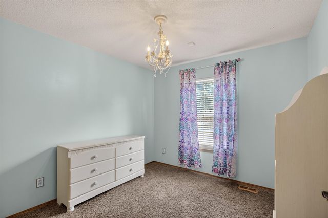 1744 N Country Walk Ln, Mulvane, KS 67110
