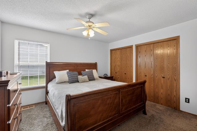 1744 N Country Walk Ln, Mulvane, KS 67110