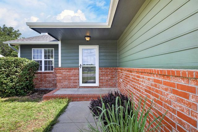1744 N Country Walk Ln, Mulvane, KS 67110