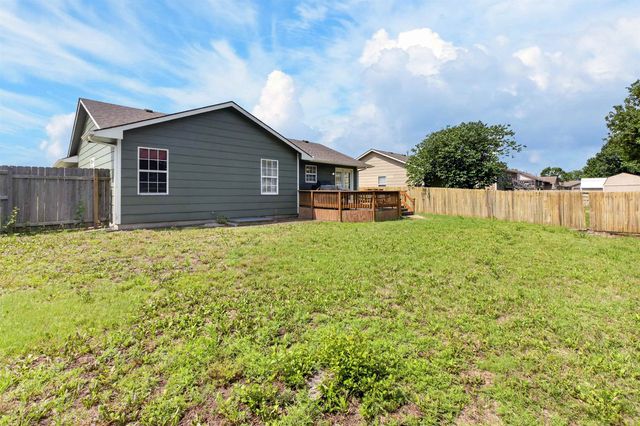 1744 N Country Walk Ln, Mulvane, KS 67110
