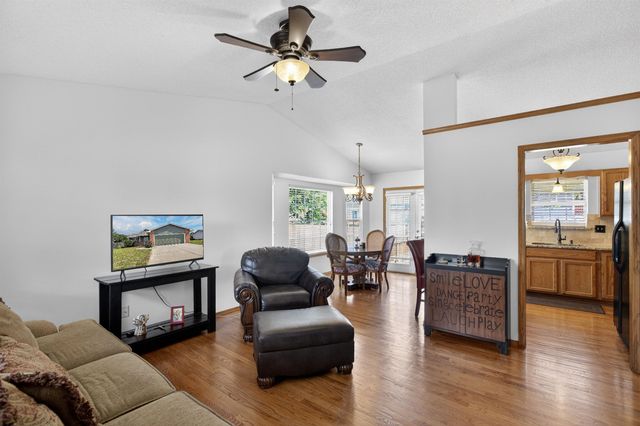 1744 N Country Walk Ln, Mulvane, KS 67110