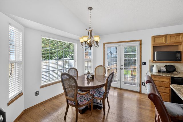 1744 N Country Walk Ln, Mulvane, KS 67110