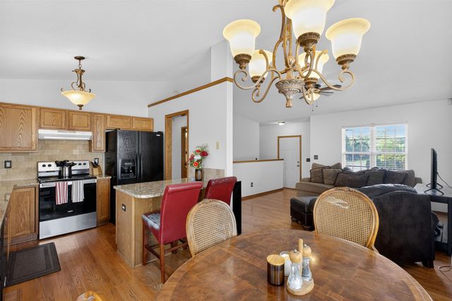 1744 N Country Walk Ln, Mulvane, KS 67110