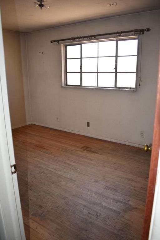 Image 12 of property listing at 4716 Douglas Macarthur Road NE, Albuquerque, NM 87110