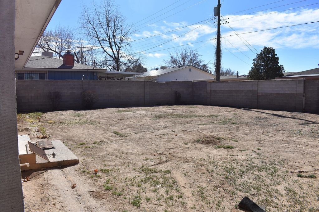 Image 14 of property listing at 4716 Douglas Macarthur Road NE, Albuquerque, NM 87110