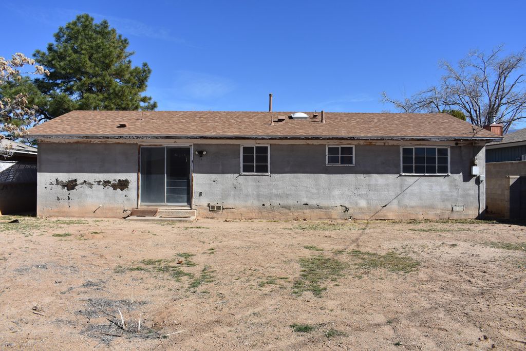 Image 15 of property listing at 4716 Douglas Macarthur Road NE, Albuquerque, NM 87110