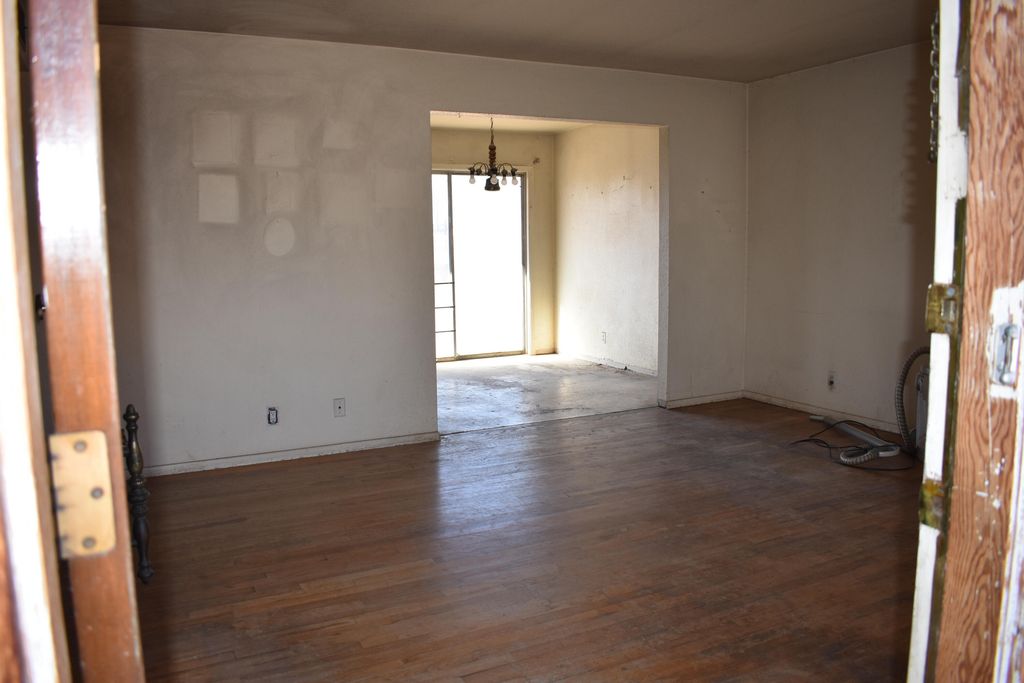 Image 3 of property listing at 4716 Douglas Macarthur Road NE, Albuquerque, NM 87110