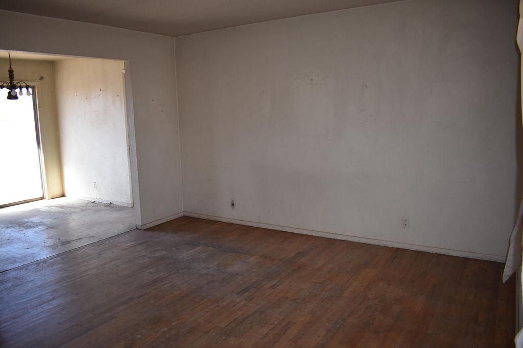 Image 4 of property listing at 4716 Douglas Macarthur Road NE, Albuquerque, NM 87110