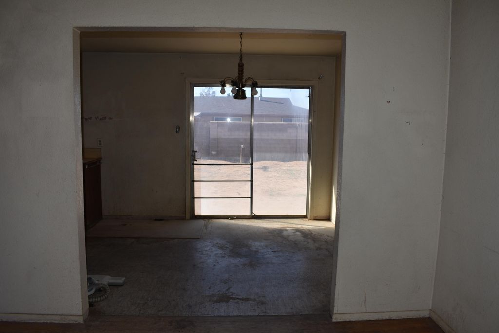 Image 5 of property listing at 4716 Douglas Macarthur Road NE, Albuquerque, NM 87110