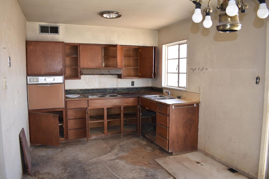 Image 7 of property listing at 4716 Douglas Macarthur Road NE, Albuquerque, NM 87110