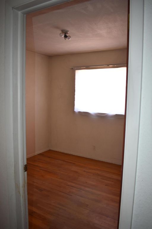 Image 8 of property listing at 4716 Douglas Macarthur Road NE, Albuquerque, NM 87110