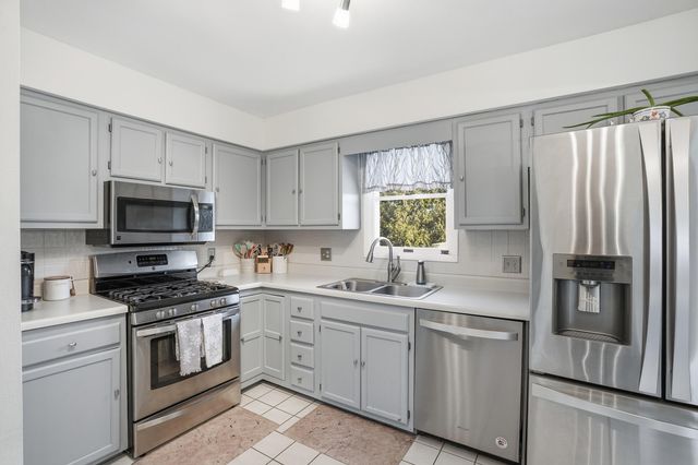 2417 Canterbury Place, Schererville, IN 46375