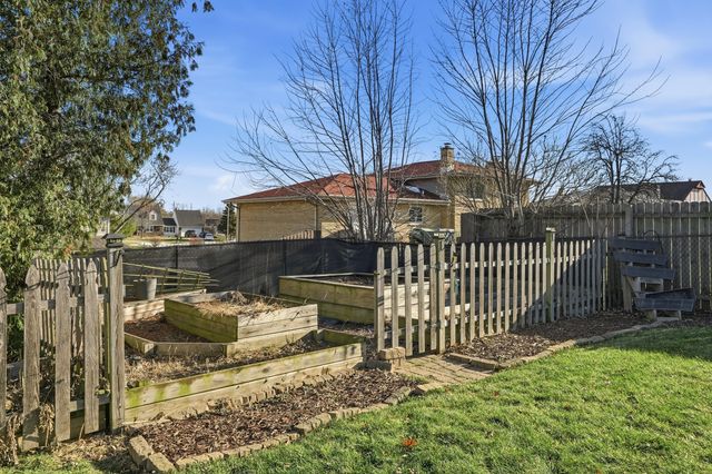 2417 Canterbury Place, Schererville, IN 46375