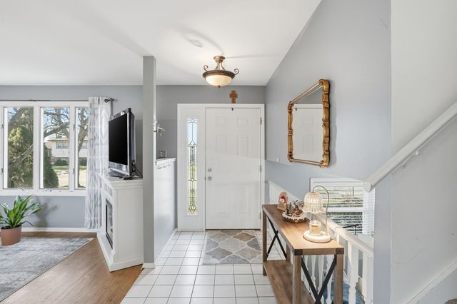 2417 Canterbury Place, Schererville, IN 46375