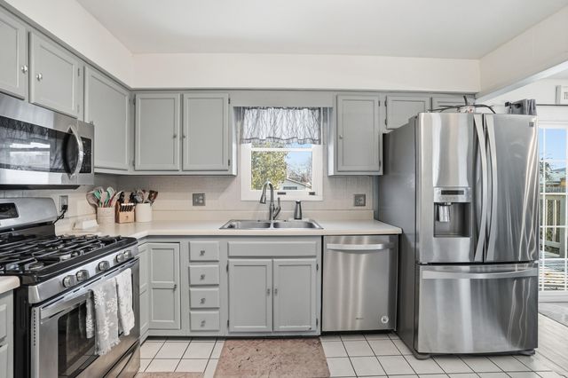 2417 Canterbury Place, Schererville, IN 46375