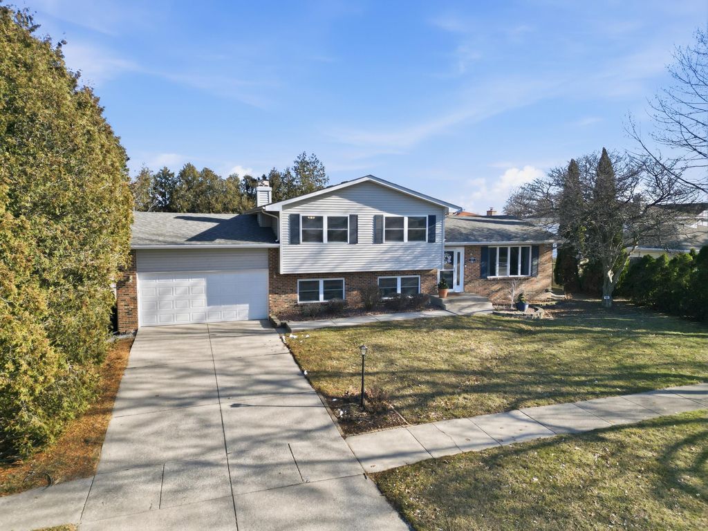 2417 Canterbury Place, Schererville, IN 46375