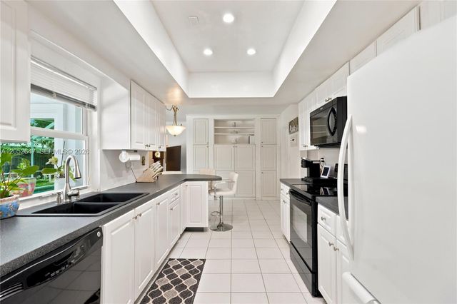 8 Castle Harbor Island, Fort Lauderdale, FL 33308