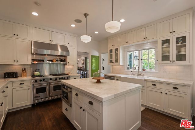 3145 La Suvida Drive, Los Angeles, CA 90068