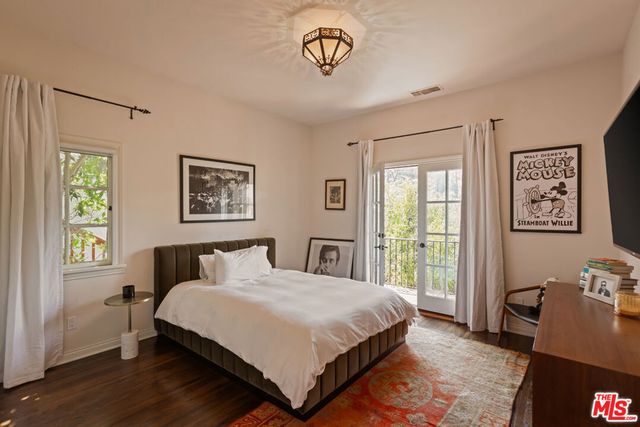 3145 La Suvida Drive, Los Angeles, CA 90068