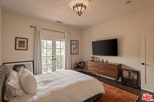 3145 La Suvida Drive, Los Angeles, CA 90068