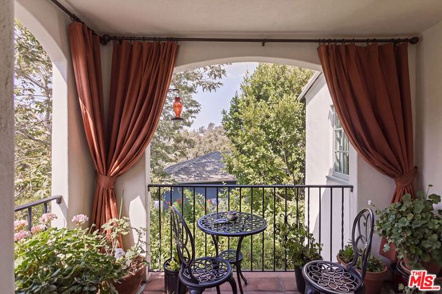 3145 La Suvida Drive, Los Angeles, CA 90068