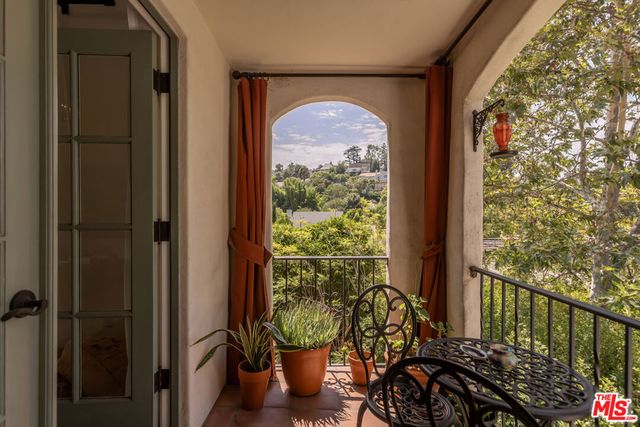 3145 La Suvida Drive, Los Angeles, CA 90068