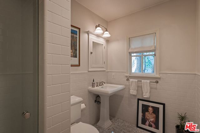 3145 La Suvida Drive, Los Angeles, CA 90068