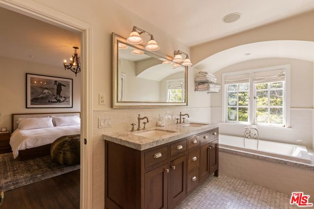 3145 La Suvida Drive, Los Angeles, CA 90068