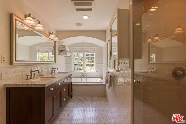 3145 La Suvida Drive, Los Angeles, CA 90068