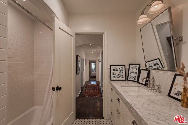 3145 La Suvida Drive, Los Angeles, CA 90068