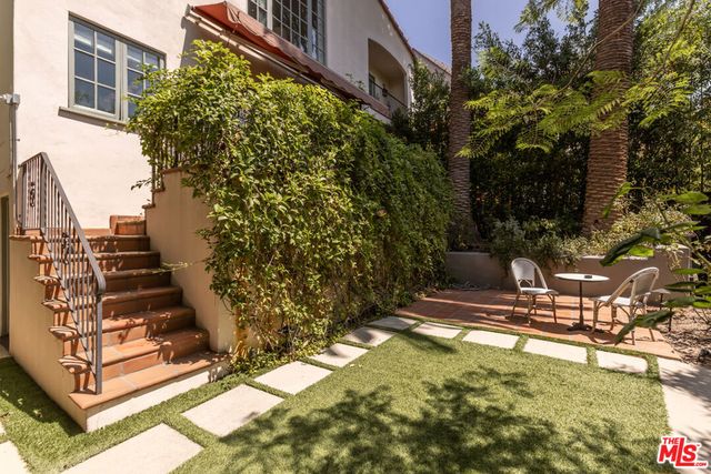 3145 La Suvida Drive, Los Angeles, CA 90068