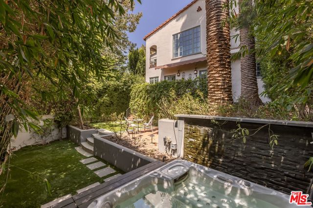 3145 La Suvida Drive, Los Angeles, CA 90068