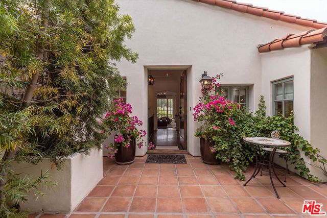 3145 La Suvida Drive, Los Angeles, CA 90068