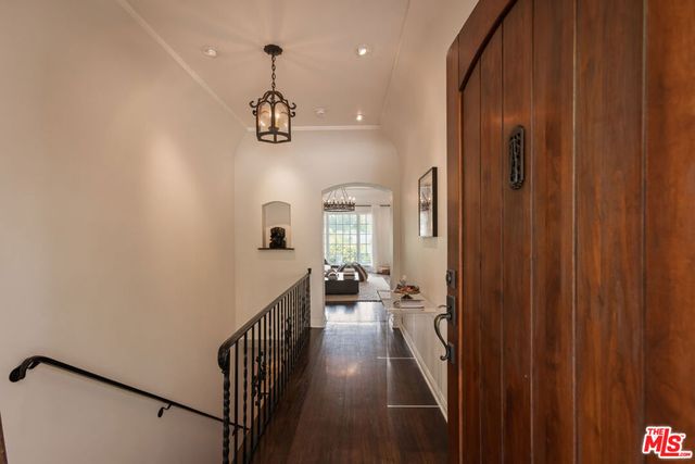 3145 La Suvida Drive, Los Angeles, CA 90068