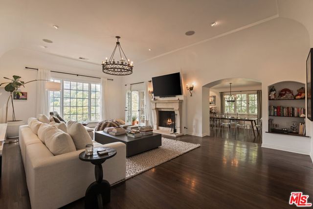 3145 La Suvida Drive, Los Angeles, CA 90068