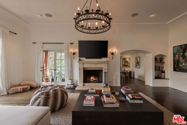 3145 La Suvida Drive, Los Angeles, CA 90068