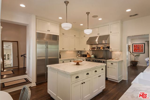 3145 La Suvida Drive, Los Angeles, CA 90068