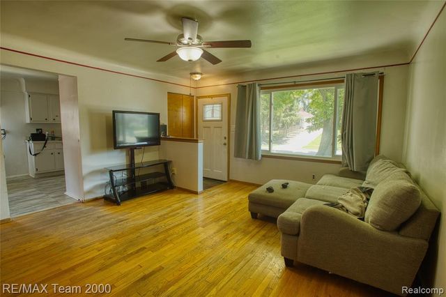 7475 Fenton Street, Dearborn Heights, MI 48127