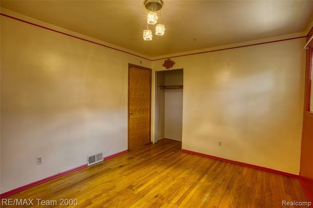 7475 Fenton Street, Dearborn Heights, MI 48127