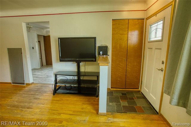 7475 Fenton Street, Dearborn Heights, MI 48127