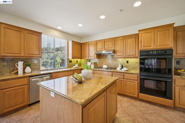 28862 Bay Heights Rd, Hayward, CA 94542