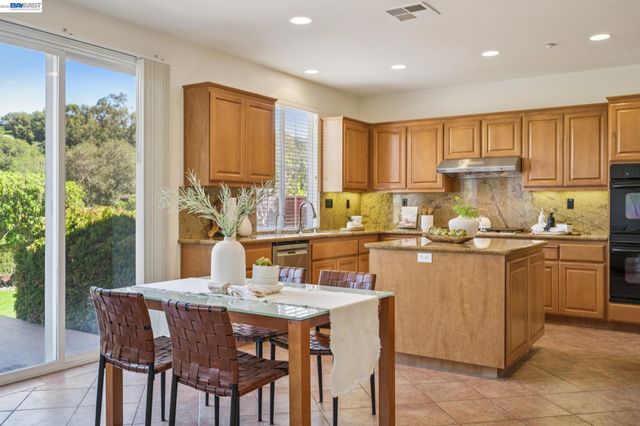 28862 Bay Heights Rd, Hayward, CA 94542